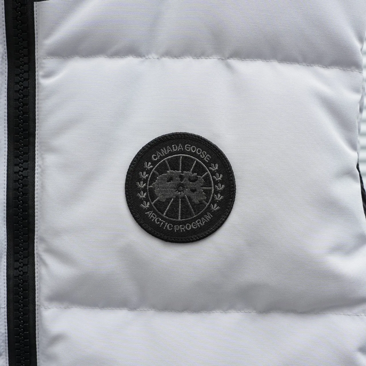 P600 2267WB Grandview black label women's short vest. Constructed from Arctic Tech recycled fabric®, it features a cinchable hem for sleek styling and storage. Color: Gray Size: XS S M L XL